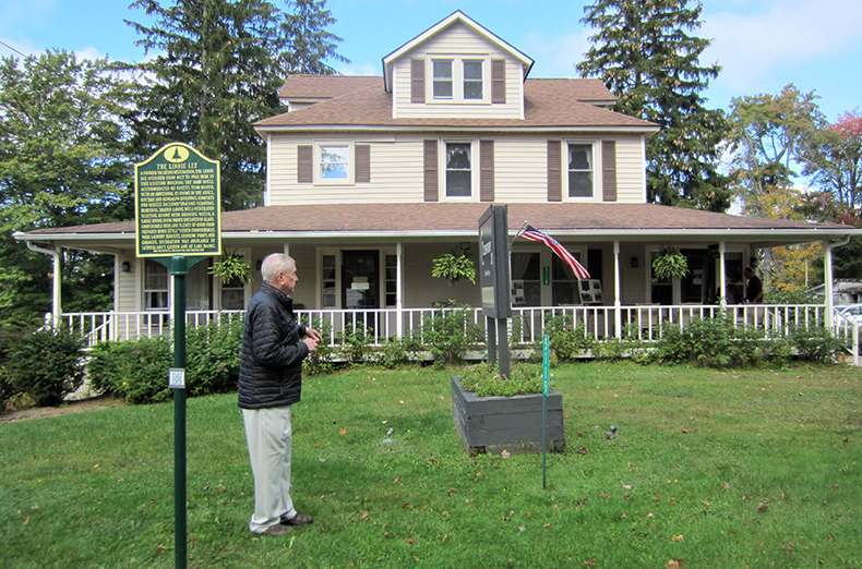 Bob Bossuyt after the unveiling, in front of Linnie Lee building.