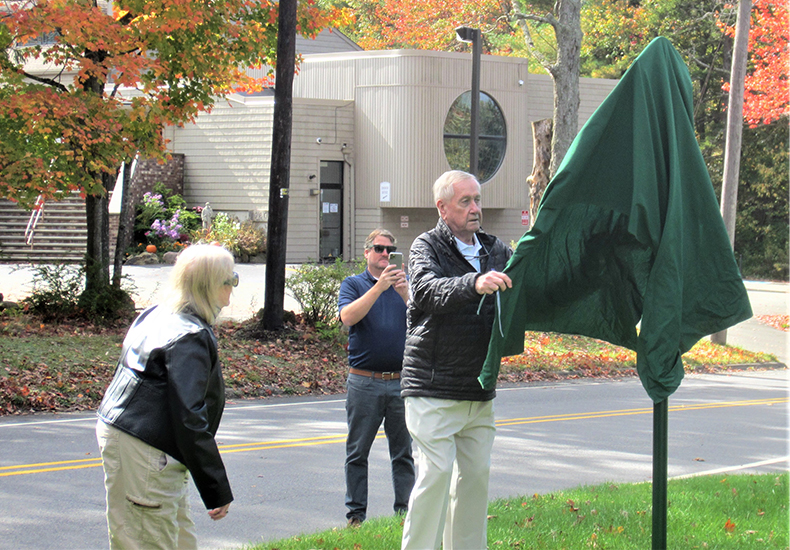 Bob Bossuyt unveils the Linnie Lee historical marker.