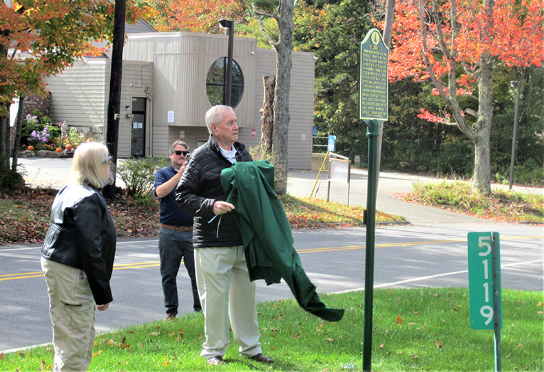 Bob Bossuyt reads the Linnie Lee historical marker.