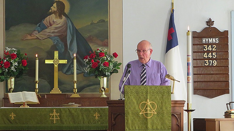 Rev. John Stowell opens the unveiling ceremony with the congregation. (Bob Baechtold Photo)